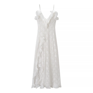 Longue robe en dentelle blanche avec col en V profond, volants et fente latérale chic