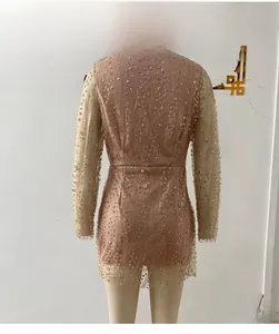 Detailansicht der Rückseite eines Pailletten-Cocktailkleids mit langen Ärmeln und Mesh-Stoff