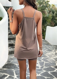 Dettaglio di un set estivo marrone due pezzi con top a spalline e pantaloncini abbinati