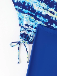Κοντινό πλάνο tie-dye μαγιό με ρυθμιζόμενα πλαϊνά κορδόνια και μπλε ύφασμα