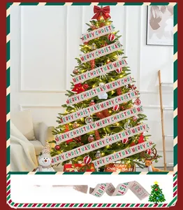 Détail du ruban de Noël en lin avec motifs flocons de neige sur le sapin