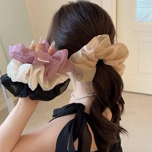 Eleganti elastici per capelli oversize in organza nei colori champagne, viola e nero