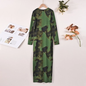 Détail d'une robe longue moulante avec motif camouflage tie-dye vert foncé et col rond