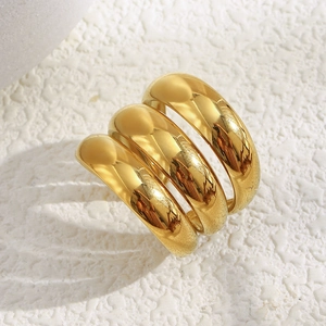 Vue détaillée d'une bague arquée triple couche plaquée or sur un support en pierre