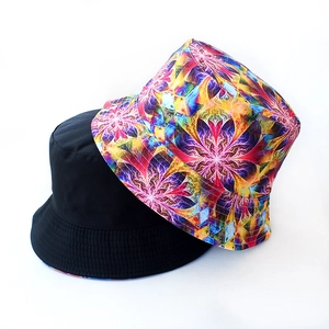 Detail eines Wendehutes mit schlichtem Schwarz und buntem Paisley-Muster aus Baumwolle