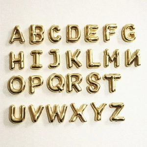 Goldenes Set mit 26 Buchstaben-Anhängern von A-Z aus poliertem Edelstahl in Blasenform