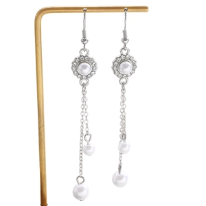 Orecchini a girasole in argento con perle bianche e lunghe catene con nappine fini