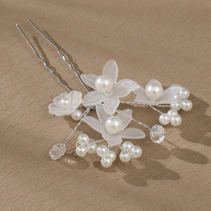 Détail de l'épingle à cheveux en U avec feuilles de perles et fleurs en argent