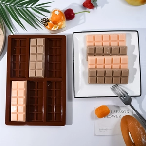 Detalle del molde de chocolate rectangular de 6 cavidades con dulces en un plato