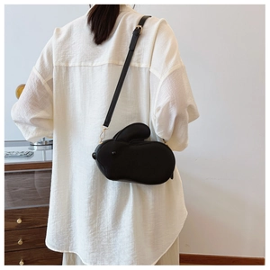 Détail du sac à bandoulière noir en forme de lapin avec cuir PU et finitions dorées