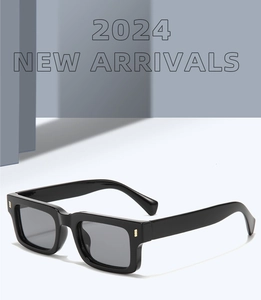 Detailansicht der Retro-Rechteck-Sonnenbrille mit schwarzem Rahmen und grauen Gläsern