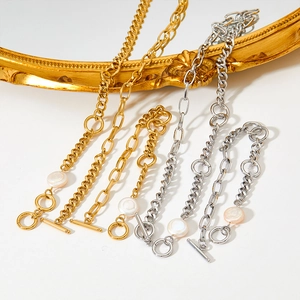 Elegante Gold- und Silberketten mit OT-Verschluss und natürlichen Perlen auf Weiß