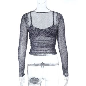 Vista posteriore del top aderente in mesh leopardato con maniche lunghe e trasparente