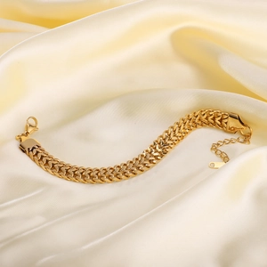 Bracelet gourmette doré en acier inoxydable sur satin avec fermoir mousqueton solide