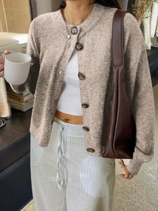 Détail d'un cardigan en maille grise avec col en V et boutonnage pour femmes