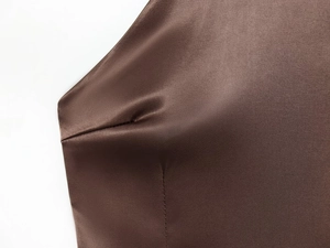 Gros plan détaillé du satin expresso avec coutures premium et finition brillante