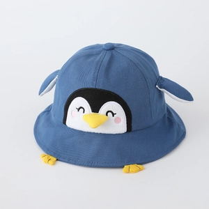 Détail d'un chapeau bob pingouin bleu marine avec bec et nageoires 3D pour les tout-petits