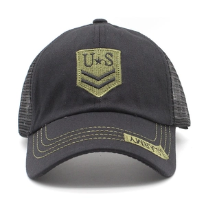 Détail de la casquette trucker armée avec broderie U*S et filet respirant noir au dos