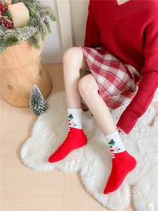 Détail de chaussettes de Noël chaudes en polaire corail avec motif de bonhomme de neige