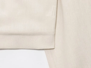 Gros plan détaillé des coutures et de la texture en lin d'une veste beige pour femme