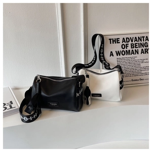 Détails de sacs bandoulière minimalistes en cuir texturé avec larges bandoulières