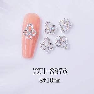 Détail macro de charmes papillon en alliage argenté avec strass pour l'art des ongles
