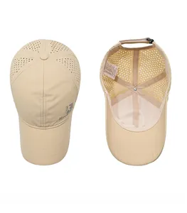 Détail de la casquette beige avec trous de ventilation laser et sangle de réglage interne