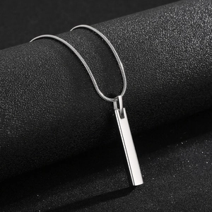 Pendentif barre en acier inoxydable argenté poli avec chaîne serpent sur fond noir