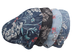 Détail de bérets en denim à imprimé floral vintage de différents styles ethniques