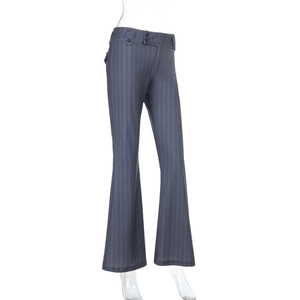 Détail d'un pantalon évasé à taille haute avec rayures verticales grises et doubles boutons