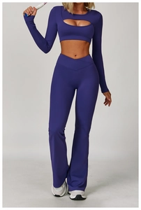 Détail du haut de yoga violet foncé évidé et du legging évasé à taille croisée en V