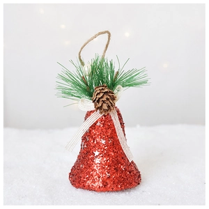 Vue détaillée d'une cloche de Noël rouge scintillante avec aiguilles de pin et cônes
