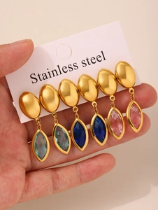 Vue détaillée de boucles d'oreilles en cristal coloré et acier inoxydable doré