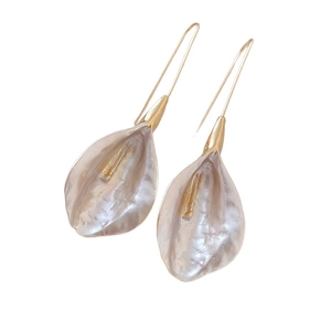 Boucles d'oreilles pétales argentées rétro avec crochets dorés sur fond blanc