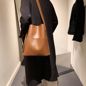 Detailansicht der braunen Leder-Beuteltasche mit verstellbarem Riemen und Textur