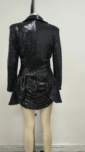 Vue arrière d'un ensemble de costume à paillettes noires sur un mannequin à texture brillante