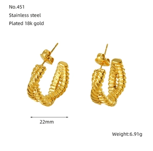 Detail of 22mm U-shaped twisted gold earrings in 18k gold plated stainless steel