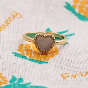 Detail eines verstellbaren Rings mit 18 Karat Vergoldung, rosa Herz und Zirkonia-Besatz