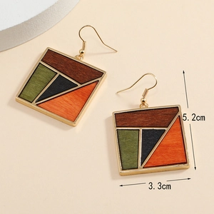 Vue détaillée des boucles d'oreilles en bois géométriques de 5.2cm sur 3.3cm avec cadre