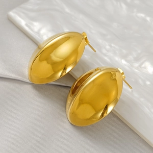 Boucles d'oreilles cœur en acier inoxydable plaqué or 18 carats de style minimaliste