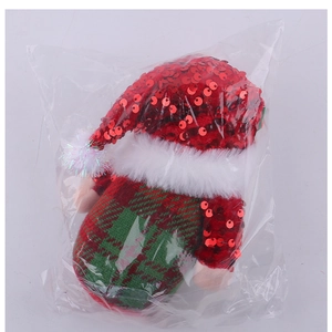 Détail d'un gnome de Noël avec chapeau à paillettes rouges sous emballage protecteur