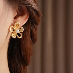 Boucles d'oreilles fleur dorées élégantes avec maille creuse et perle blanche