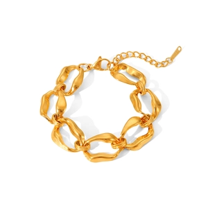 Irregular chain link bracelet in 18K gold plated stainless steel with adjustable closure
