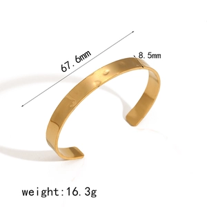 Poliertes Edelstahl-Armband mit 18k Goldbeschichtung und gehämmerter Textur für Damen