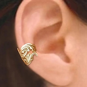 Vintage gold ear cuff featuring an intricate leaf-inspired filigree openwork design