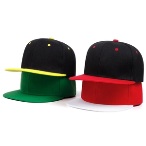 Détail de casquettes snapback empilées montrant le design plat et divers coloris variés
