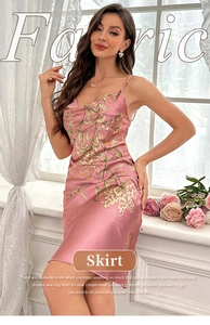 Détail de la robe satinée rose à fleurs montrant la texture soyeuse du tissu