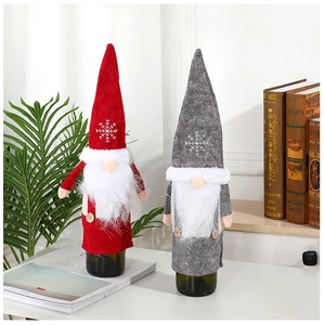 Detail von roten und grauen Weihnachtswichtel-Flaschenhüllen mit Schneeflockenstickerei