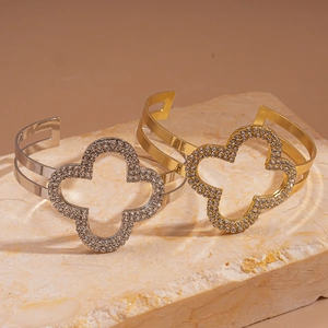 Lussuosi bracciali a quadrifoglio in oro e argento con scintillanti cristalli bianchi