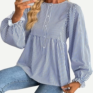 Detail der blau gestreiften Bluse mit eleganten Puffärmeln und Manschetten mit Rüschen